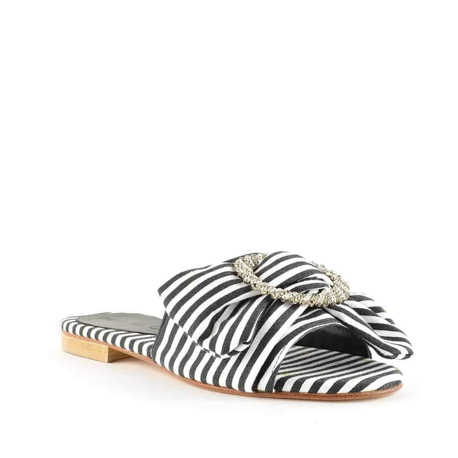 Rago collection sandalo flat ciabattina tessuto bianco nero swarovski