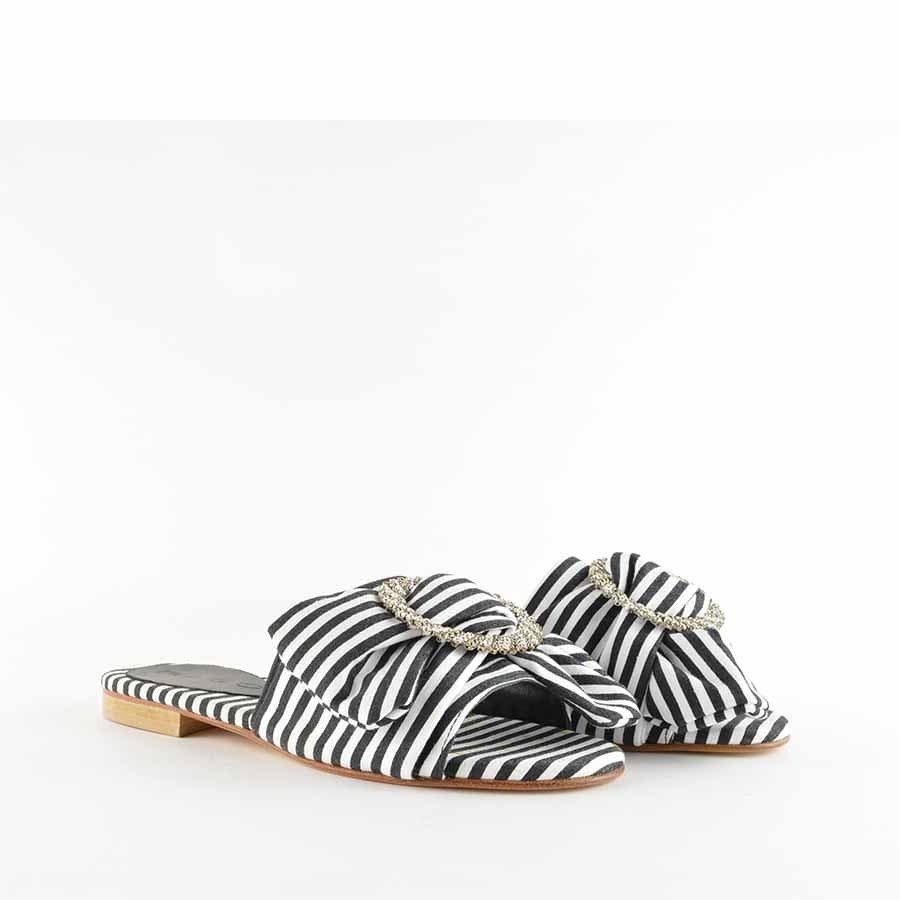 Rago collection sandalo flat ciabattina tessuto bianco nero swarovski