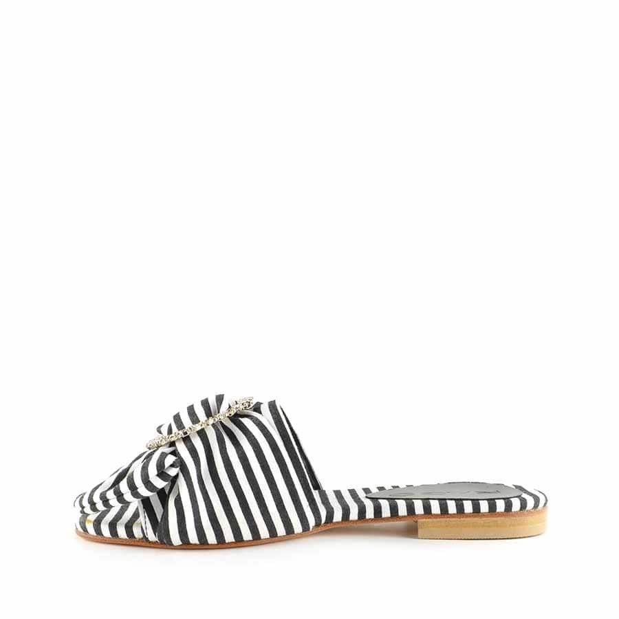 Rago collection sandalo flat ciabattina tessuto bianco nero swarovski