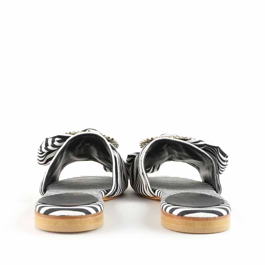 Rago collection sandalo flat ciabattina tessuto bianco nero swarovski