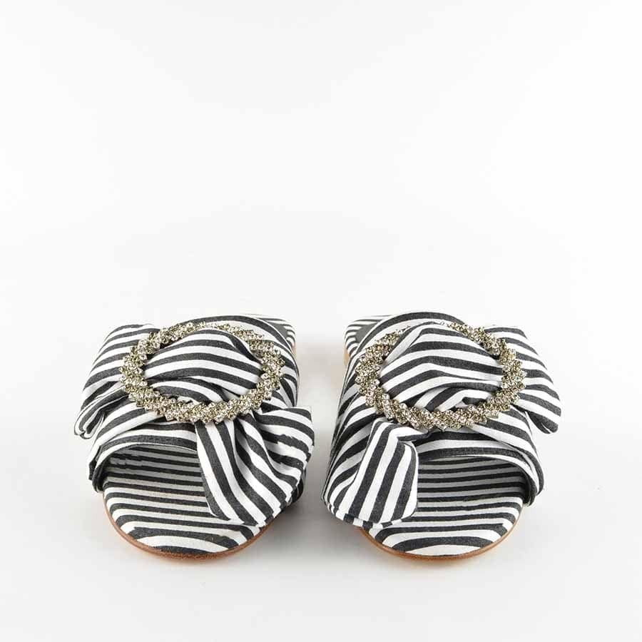 Rago collection sandalo flat ciabattina tessuto bianco nero swarovski