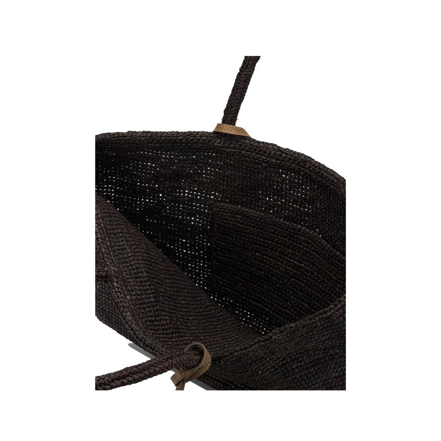 Afar shopping in raffia ALMA