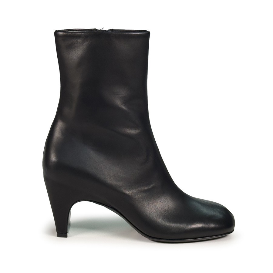 Vic Matiè Edge ankle boot in black leather