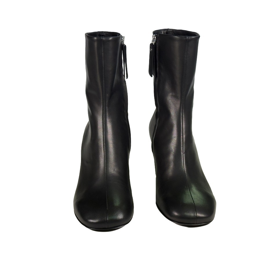 Vic Matiè Edge ankle boot in black leather